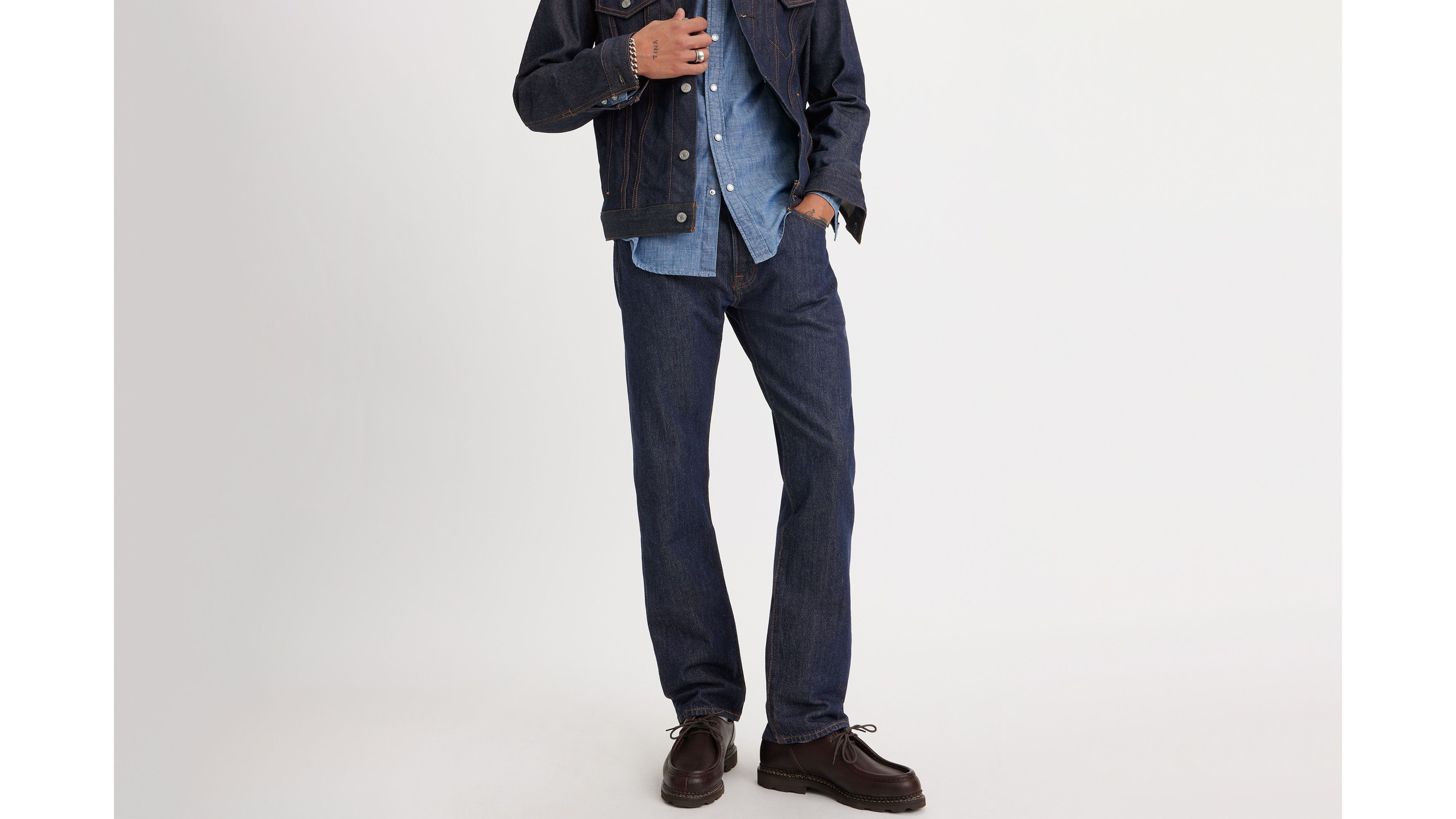 What to Wear With Dark Blue Jeans