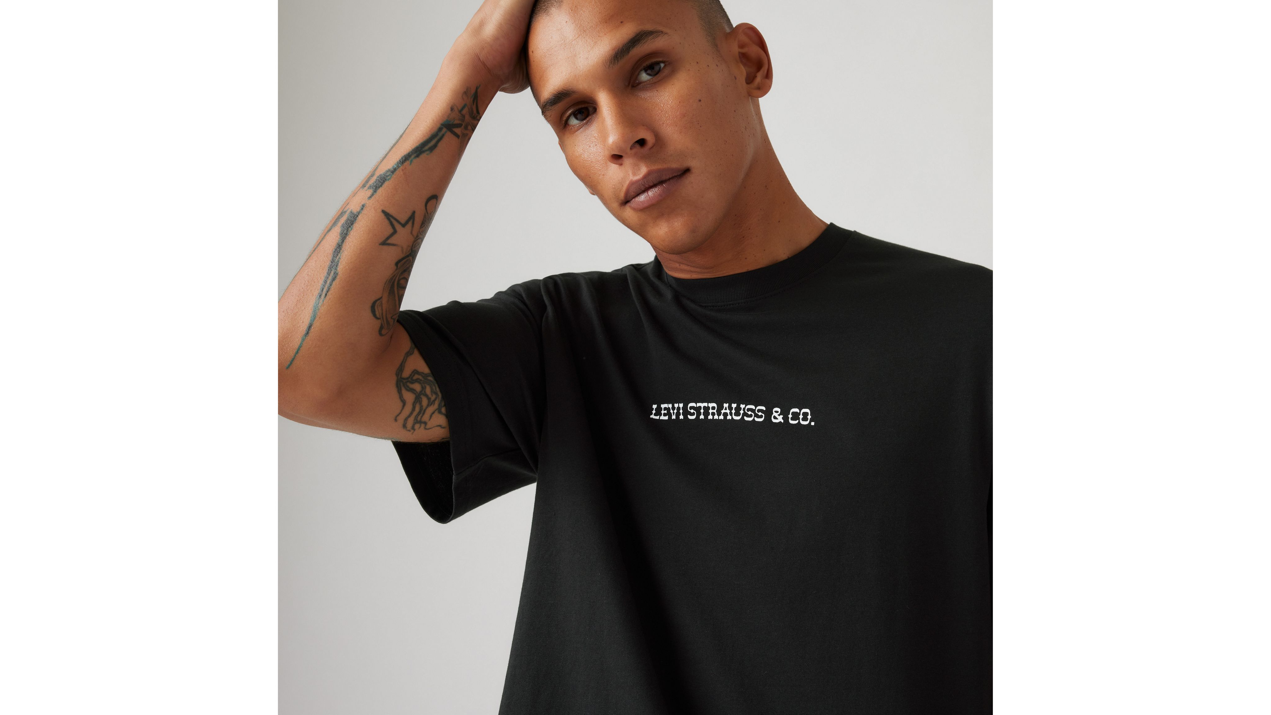 Tシャツ・カットソー   Men's relaxed fit standard logo short sleeve t- Relaxed Fit Short Sleeve Graphic T-shirt - Black | Levi's® US