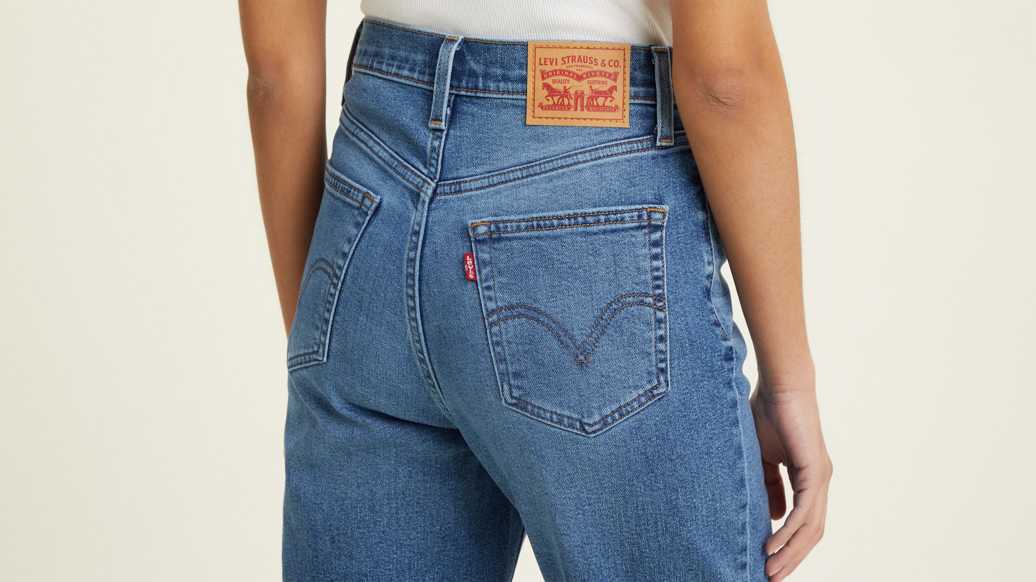 LEVI'S ® Tapered Calças de ganga 'High Waisted Mom Jean' em Azul Ganga