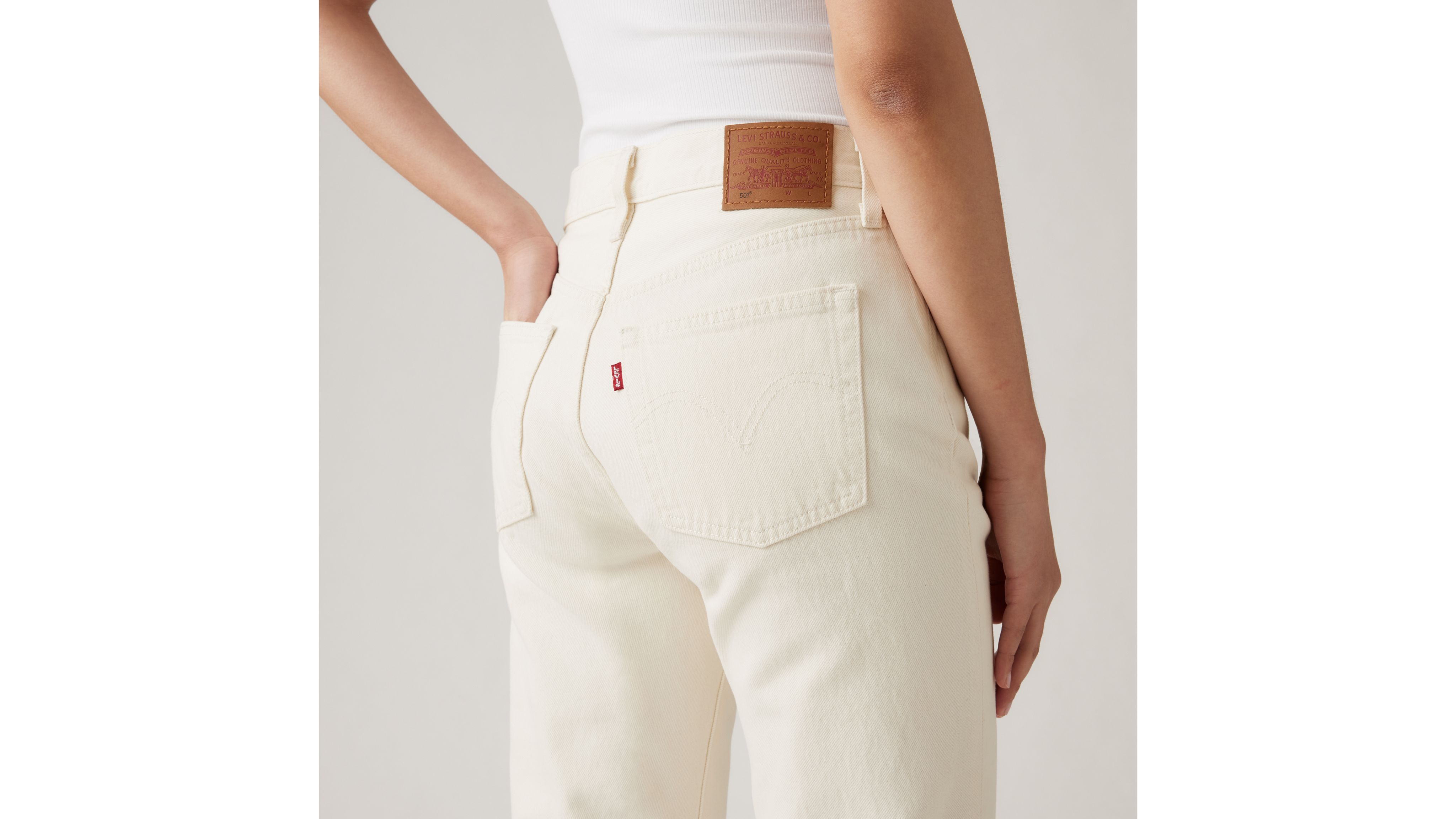 Levi's 501 Crop Jeans In Ecru