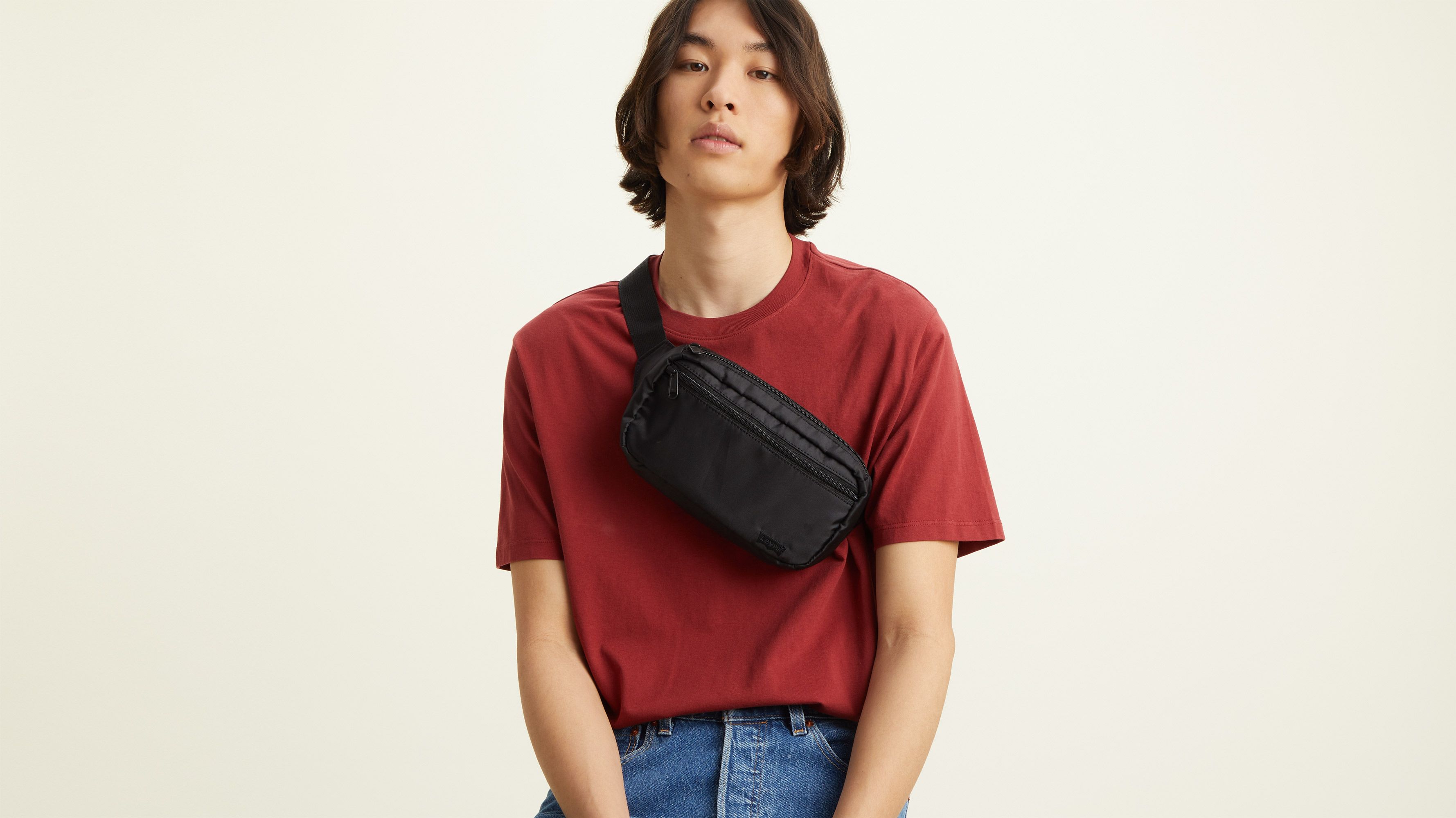 Arriba 45+ imagen levi’s banana sling bag