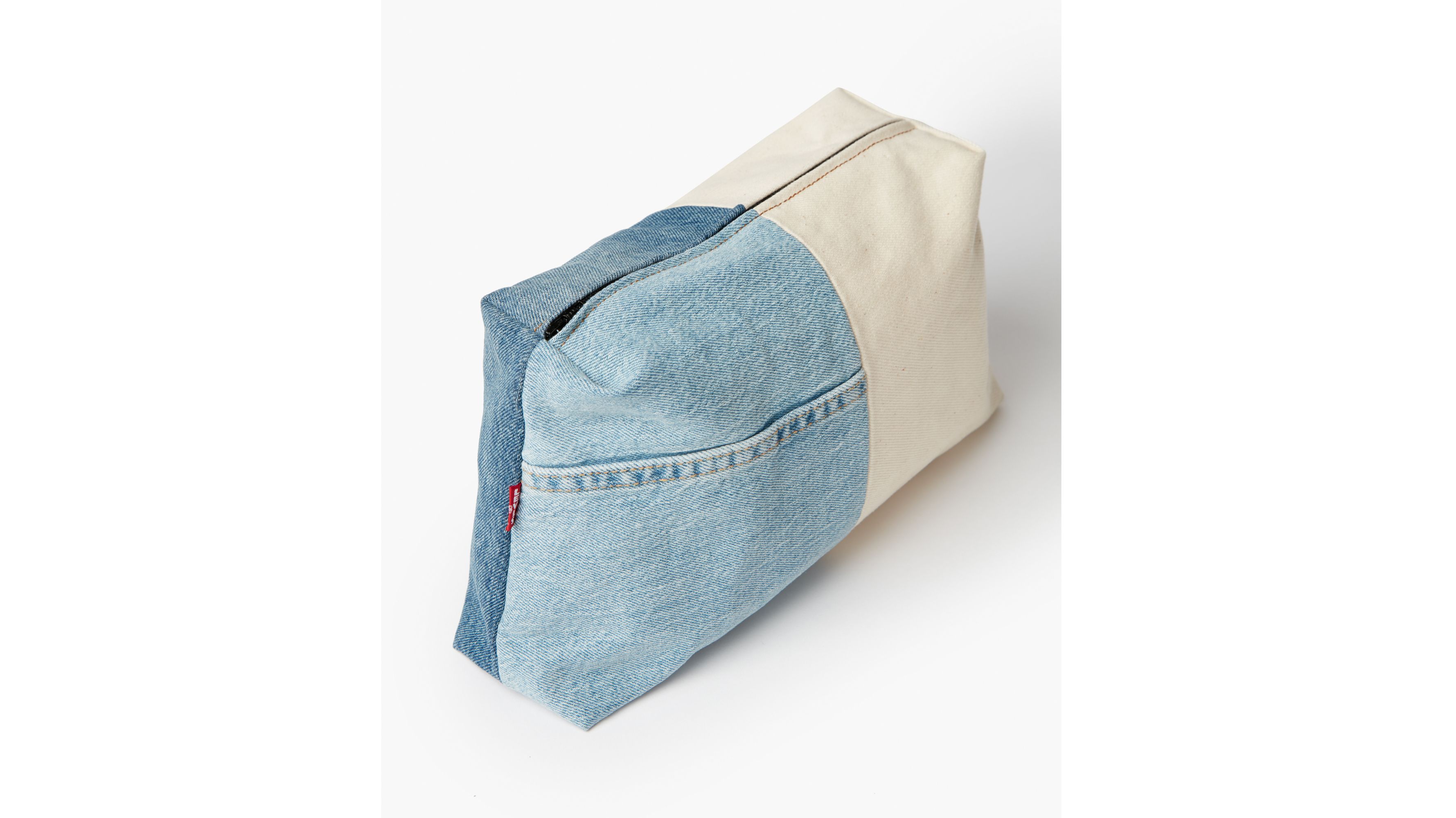 Levi’s® Porto Alegre Large Contrast Pouch 2