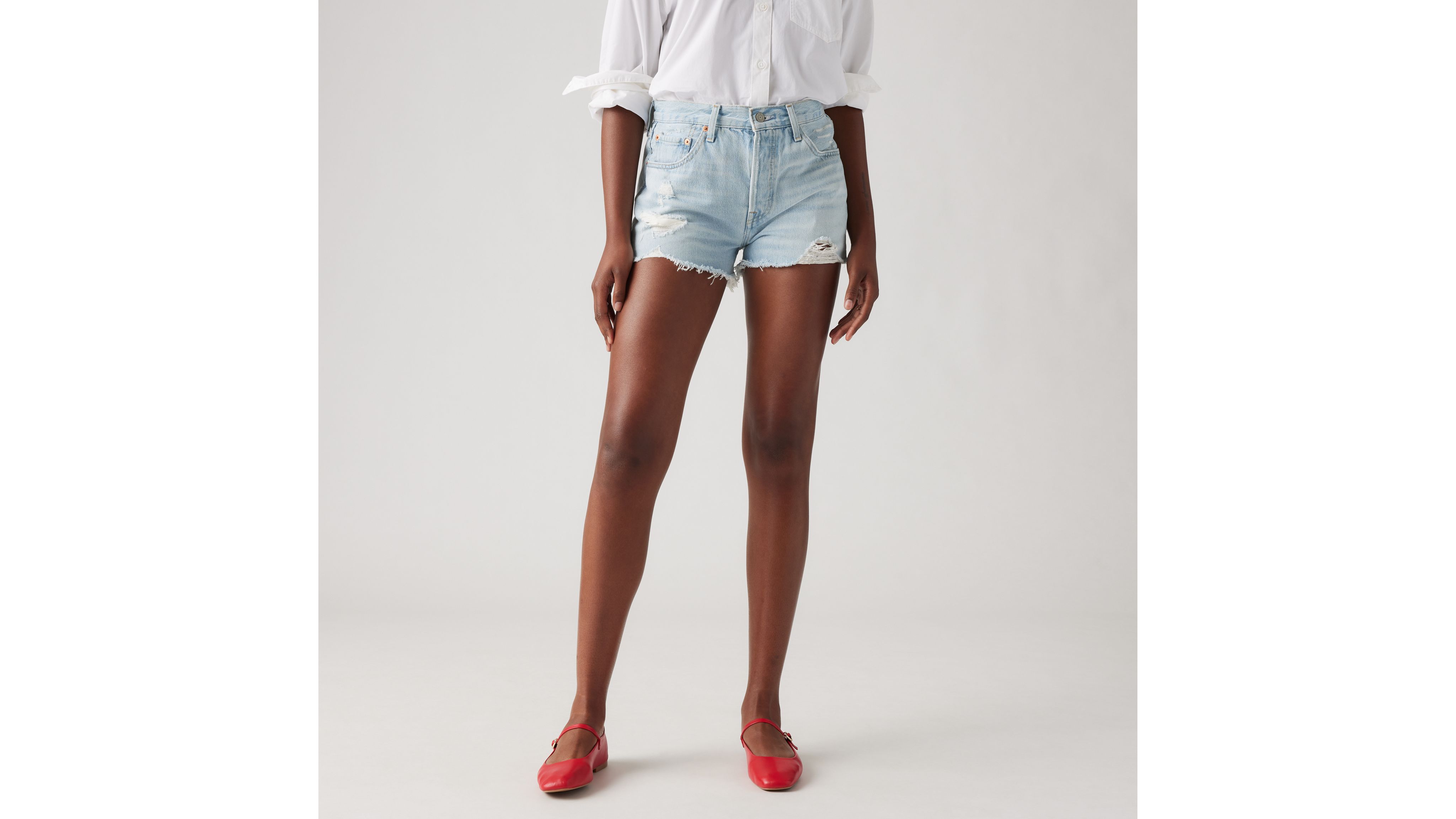 Levi's® HIGH WAISTED MOM - Denim shorts - light blue denim/light