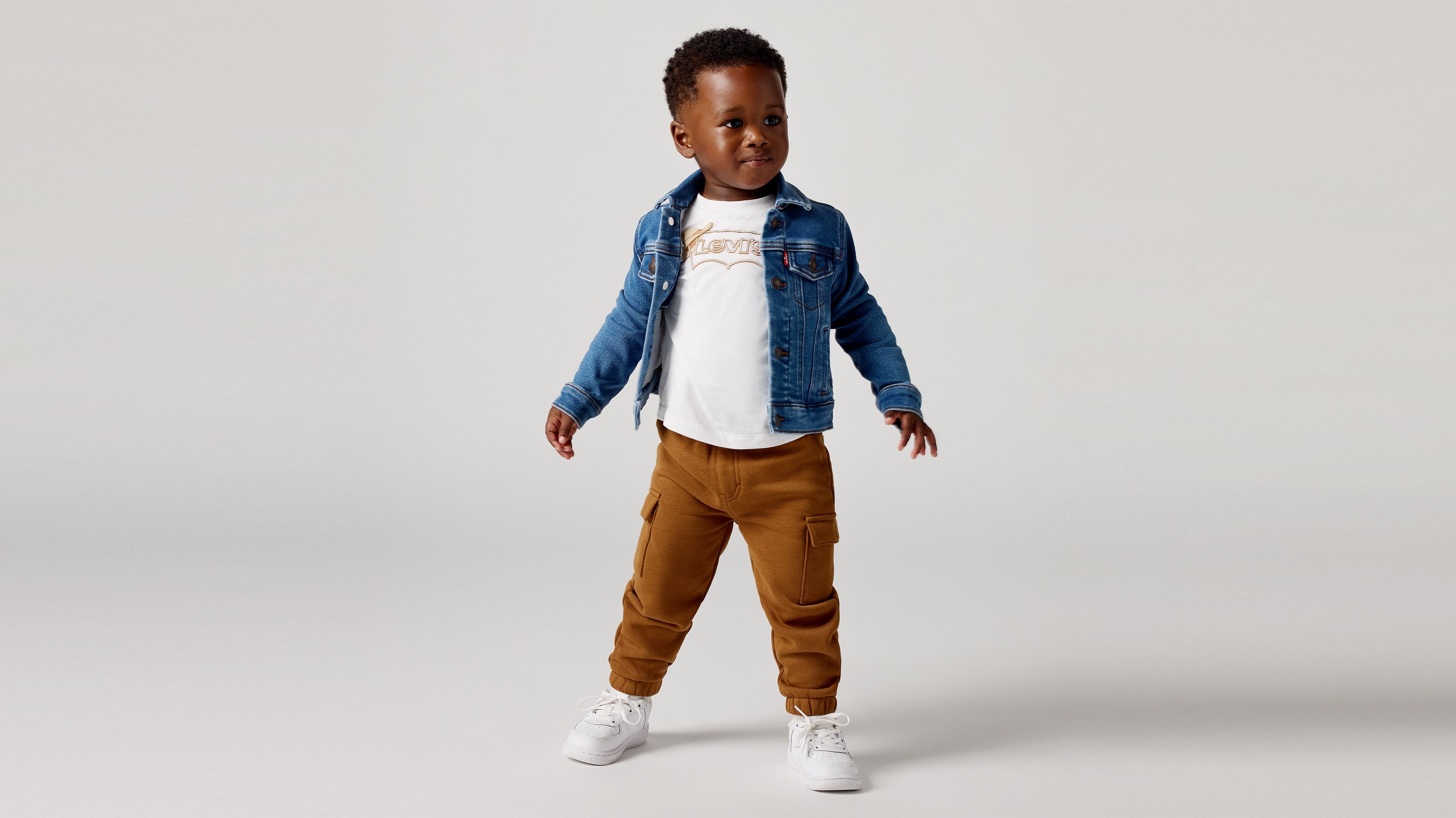 Set de camiseta trucker y pantalón deportivo cargo para bebé 1