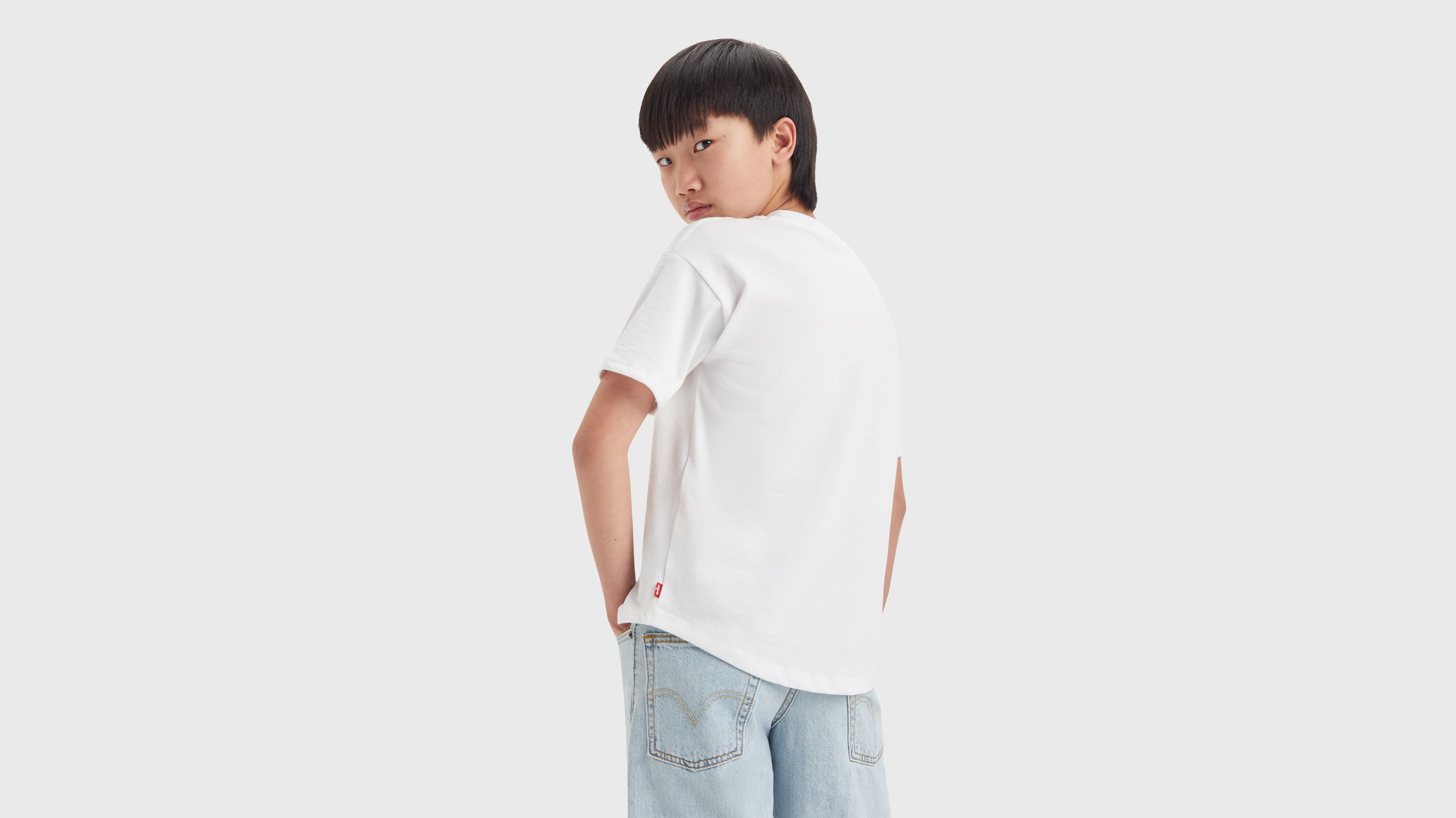 T-shirt met zak en gebogen boord 2