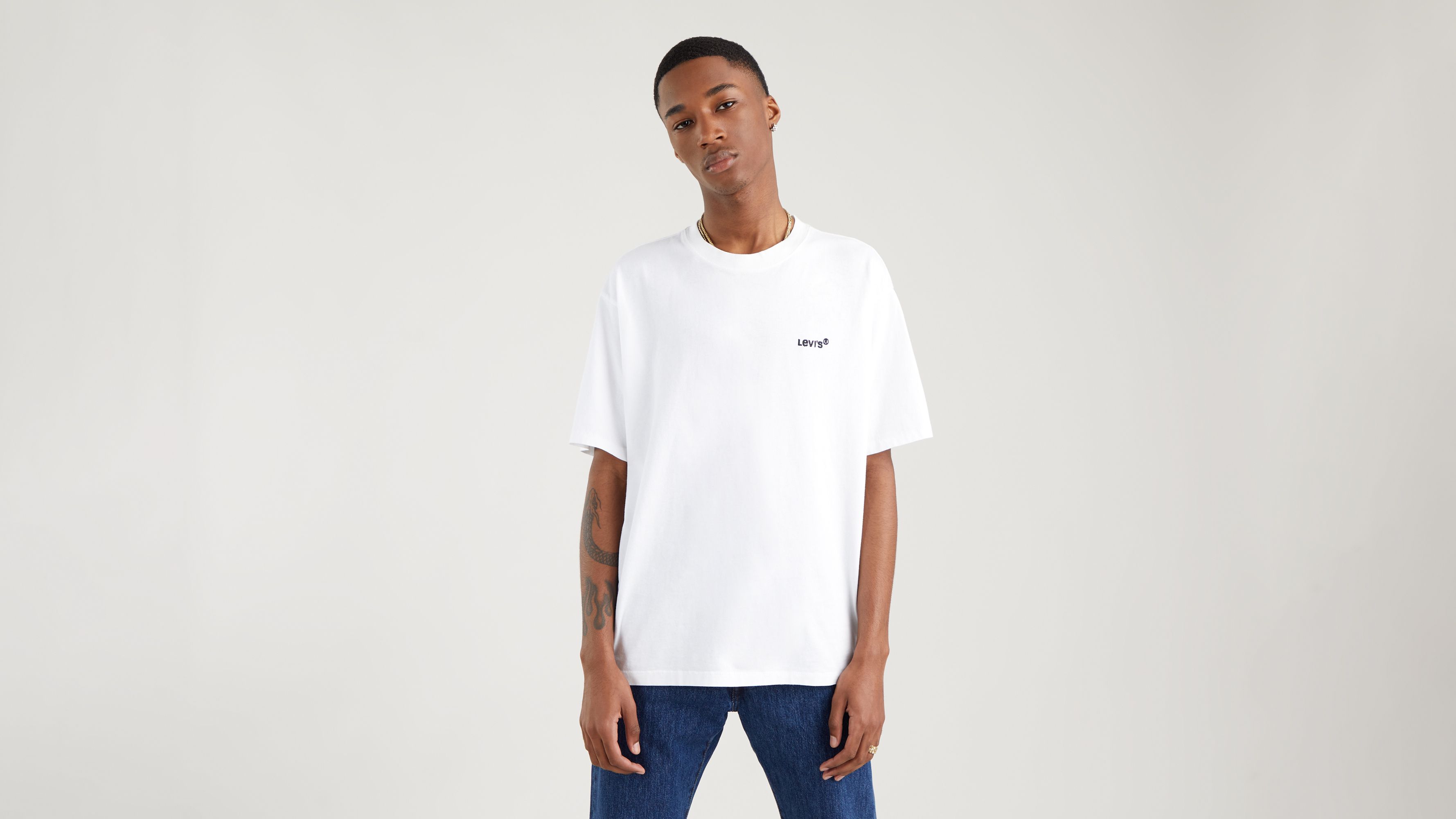 White and red levis best sale t shirt