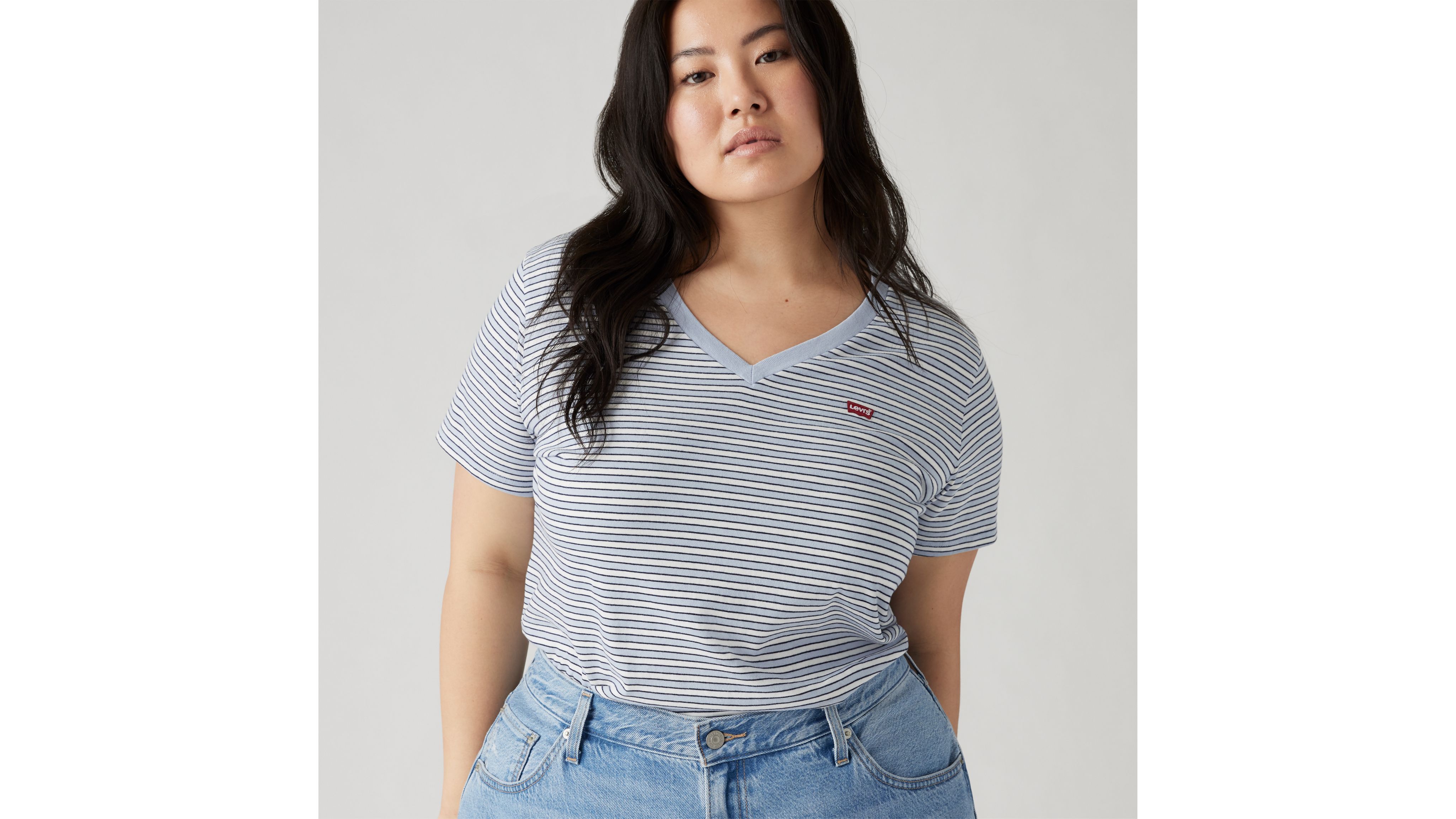 T-shirt Perfect z dekoltem w serek (duże rozmiary) 1