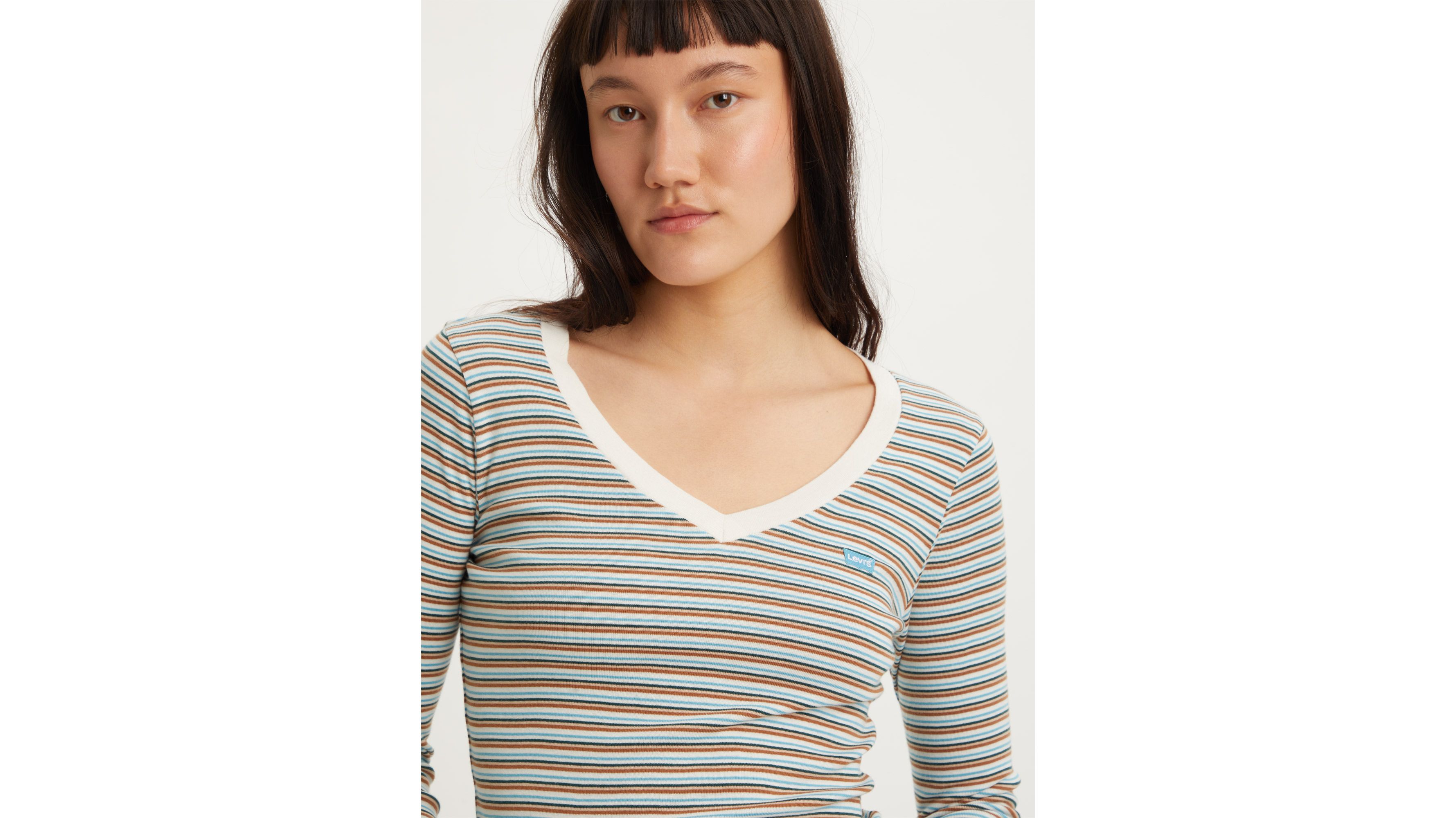 T-shirt Baby Tee Levi’s à Encolure Crantée – Manches Courtes, 95% Viscose, 5% élasthanne – Coupe Standard Confortable
