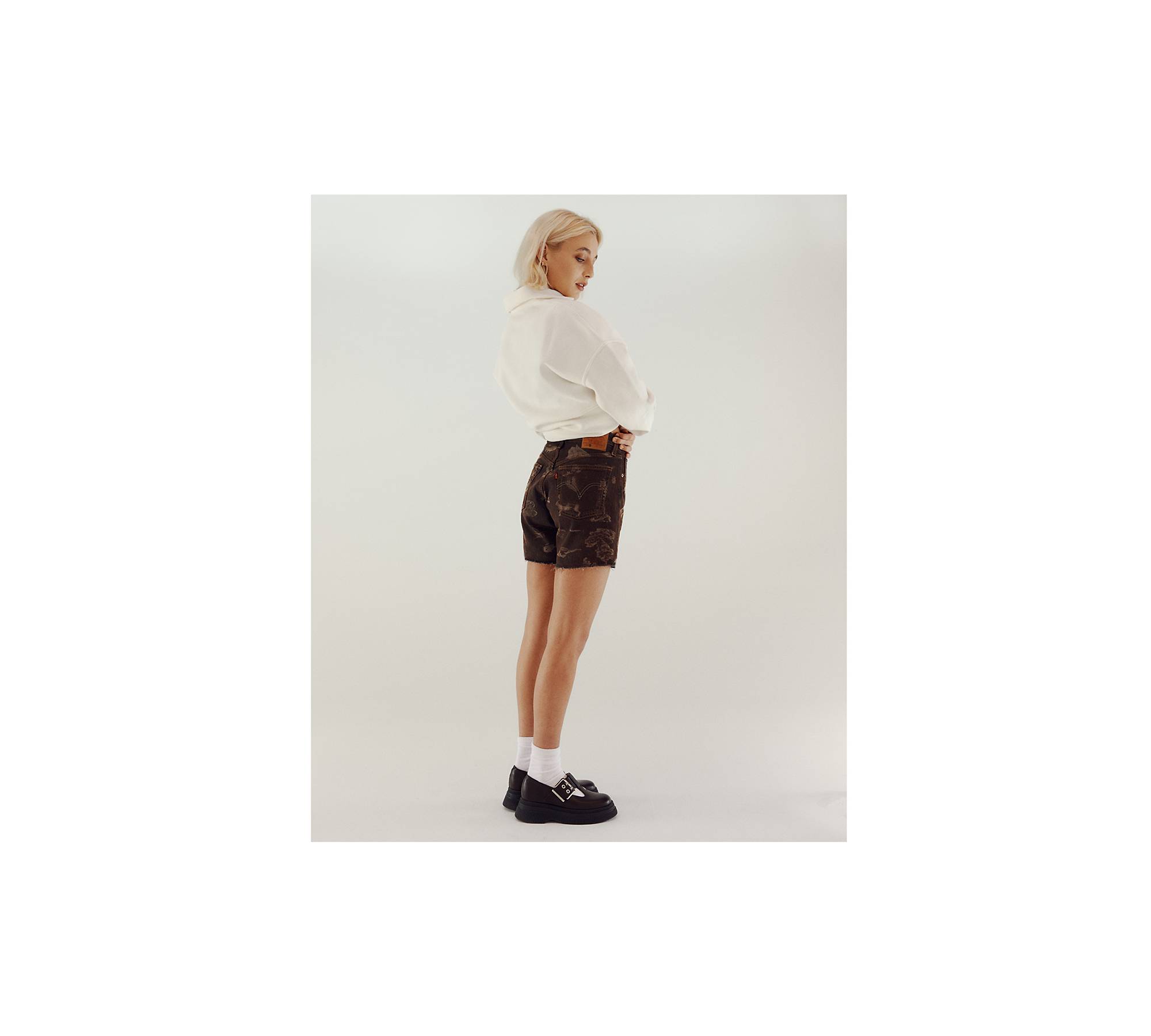 How To Dress Like Emma Chamberlain Style: Crop Tops, Denim Shorts