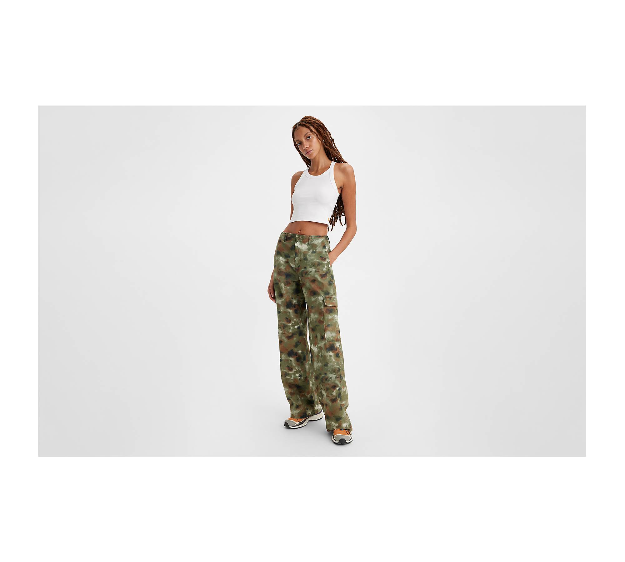 Women’s green and pink camo cargo pants 