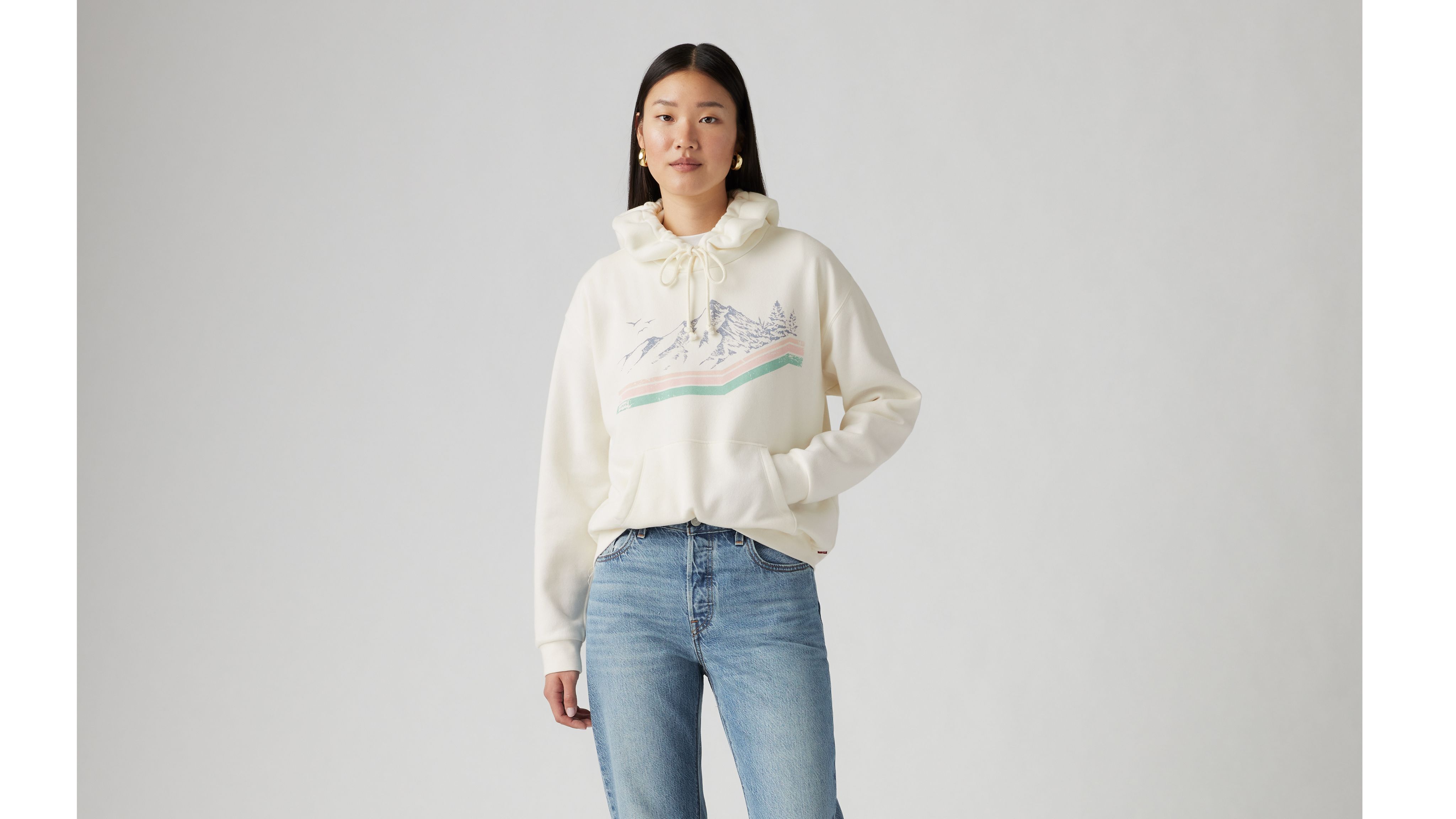 リーバイス Levis 【 Graphic Everyday Hoodie Women 】 ファッション レディースファッション トップス パーカー レディ A88010008-dynamic1-pdp?fmt=